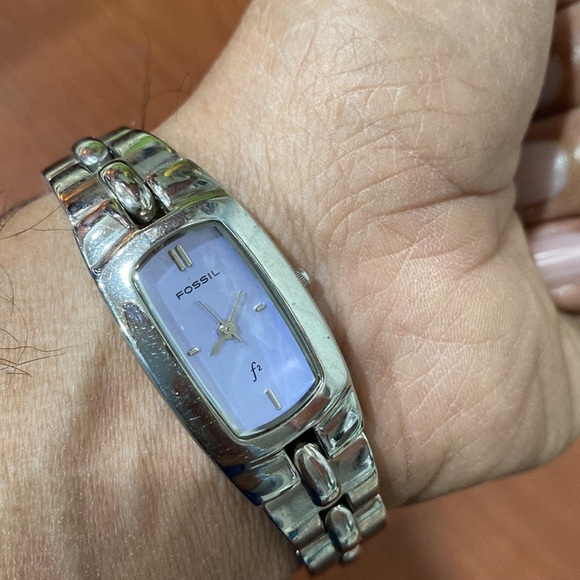 Fossil women’s watch size fits small wrist - Picture 5 of 5